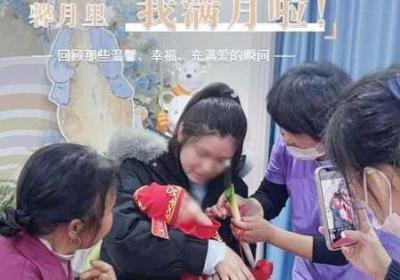 从后面抱着母亲突然脸一红 从后面抱着母亲求做爱